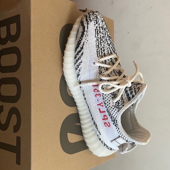 Trendy style. Comes with box 2022 release of 2017 350V2 - Picture 1 of 5